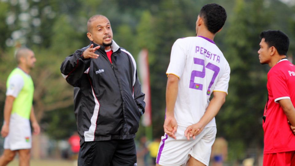 Pelatih Persita Tangerang, Fabio Oliveira (jaket hitam), saat memimpin sesi latihan tim di Lapangan Rampal, Kota Malang, Jumat (15/08/14) sore. Copyright: &copy; Ardiyansyah/INDOSPORT